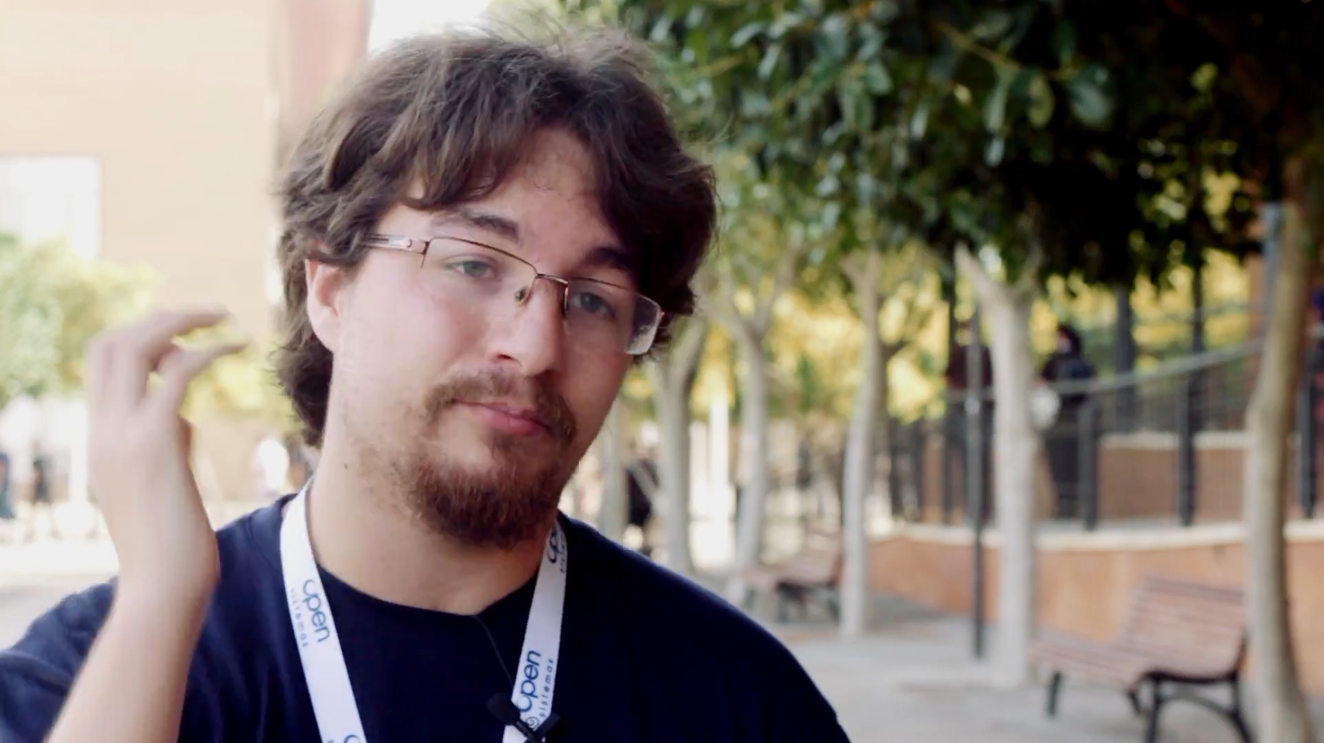 Foto de Juanjo hablando a la cámara en PyConES 2026